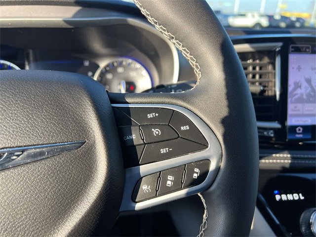 Used 2023 Chrysler Pacifica Touring-L image 18