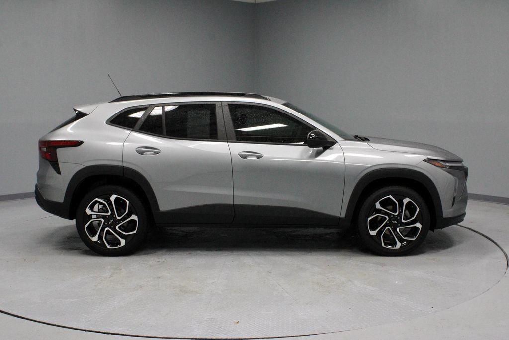 Used 2024 Chevrolet Trax RS FWD image 11