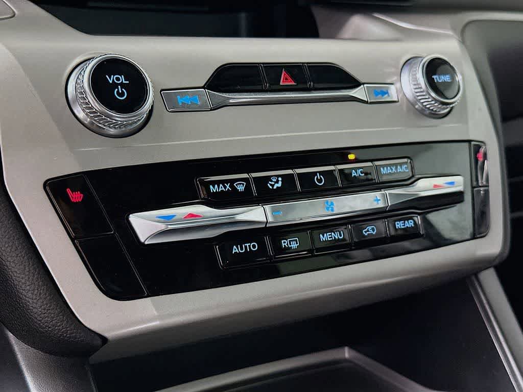 Certified 2024 Ford Explorer XLT RWD image 20