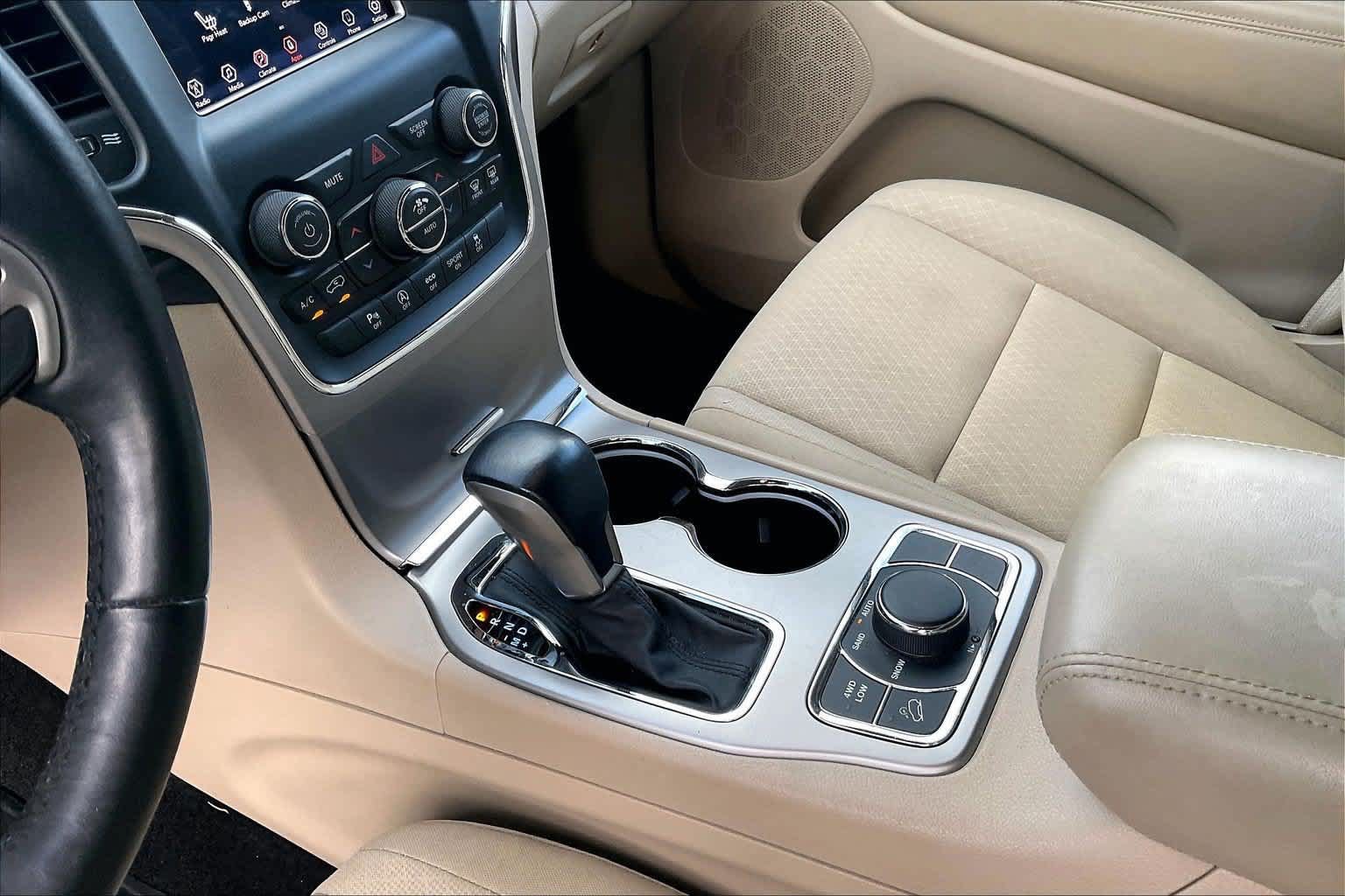Used 2019 Jeep Grand Cherokee Laredo AWD/4WD image 16