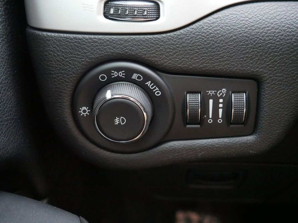 Used 2017 Jeep Cherokee Trailhawk w/ Cold Weather Group AWD/4WD image 16