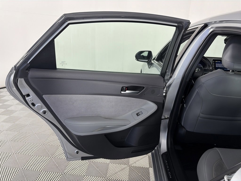 Used 2019 Toyota Avalon XSE image 12