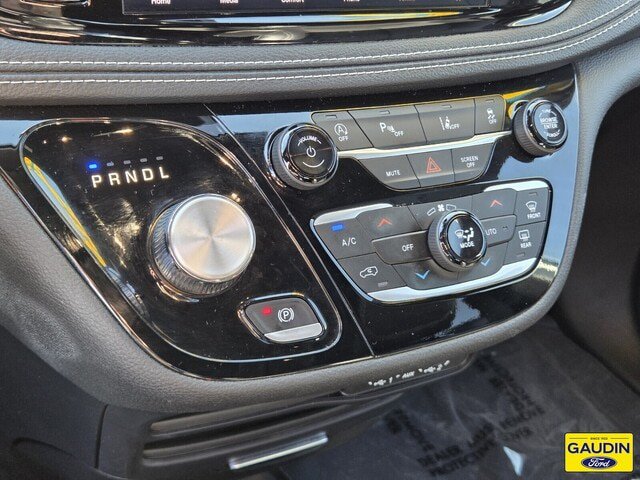Used 2025 Chrysler Pacifica Select FWD image 24