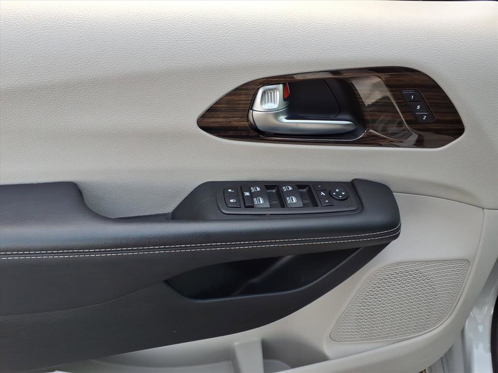 Used 2023 Chrysler Pacifica Limited FWD image 10