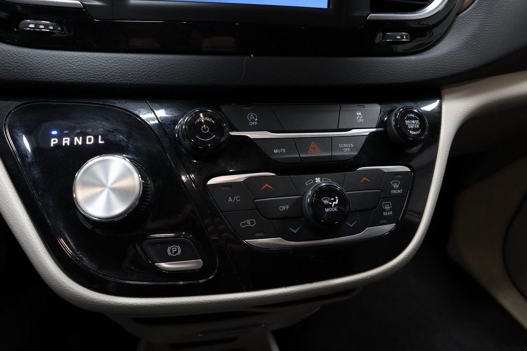 Used 2023 Chrysler Voyager LX image 34