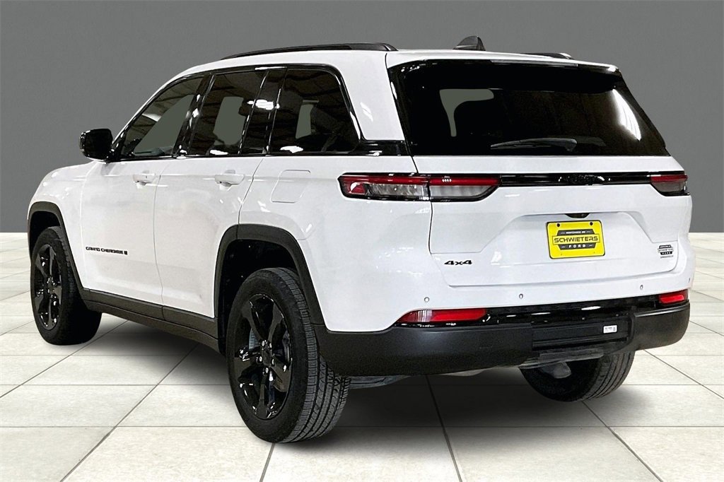 Used 2023 Jeep Grand Cherokee Altitude image 2