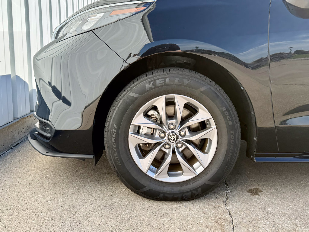 Used 2025 Toyota Sienna LE FWD image 36