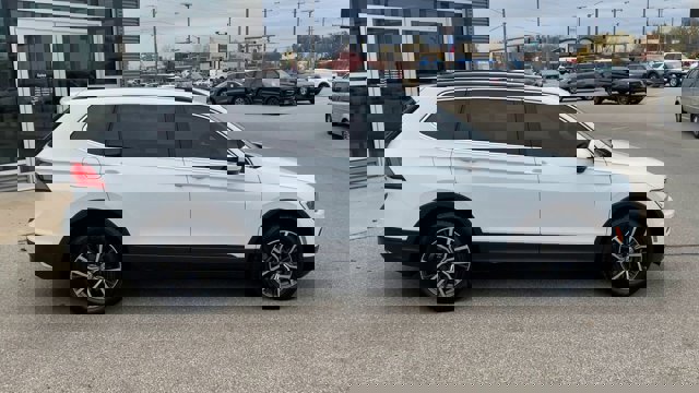 Used 2019 Volkswagen Tiguan SE image 2