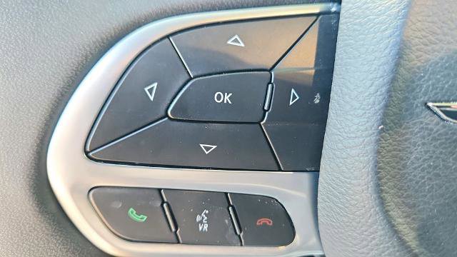 Used 2025 Chrysler Pacifica Select image 22