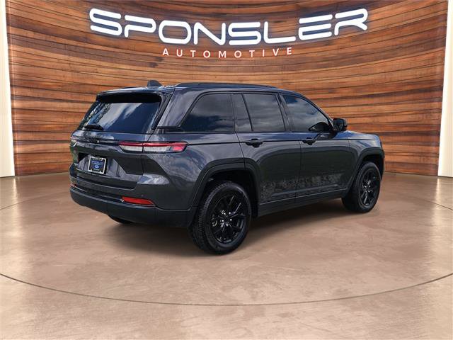Used 2024 Jeep Grand Cherokee Altitude AWD/4WD image 7
