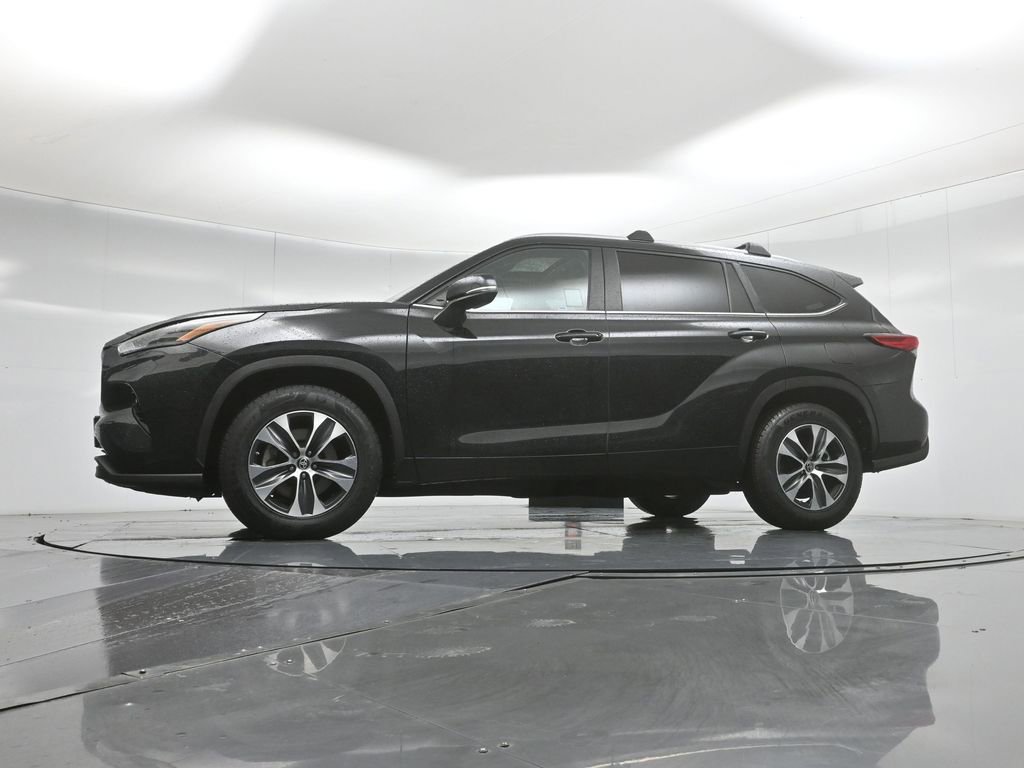 Used 2023 Toyota Highlander XLE image 7