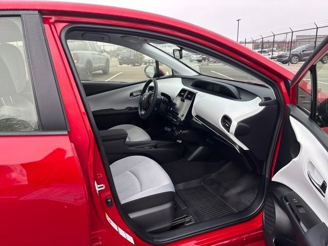 Used 2021 Toyota Prius LE image 10
