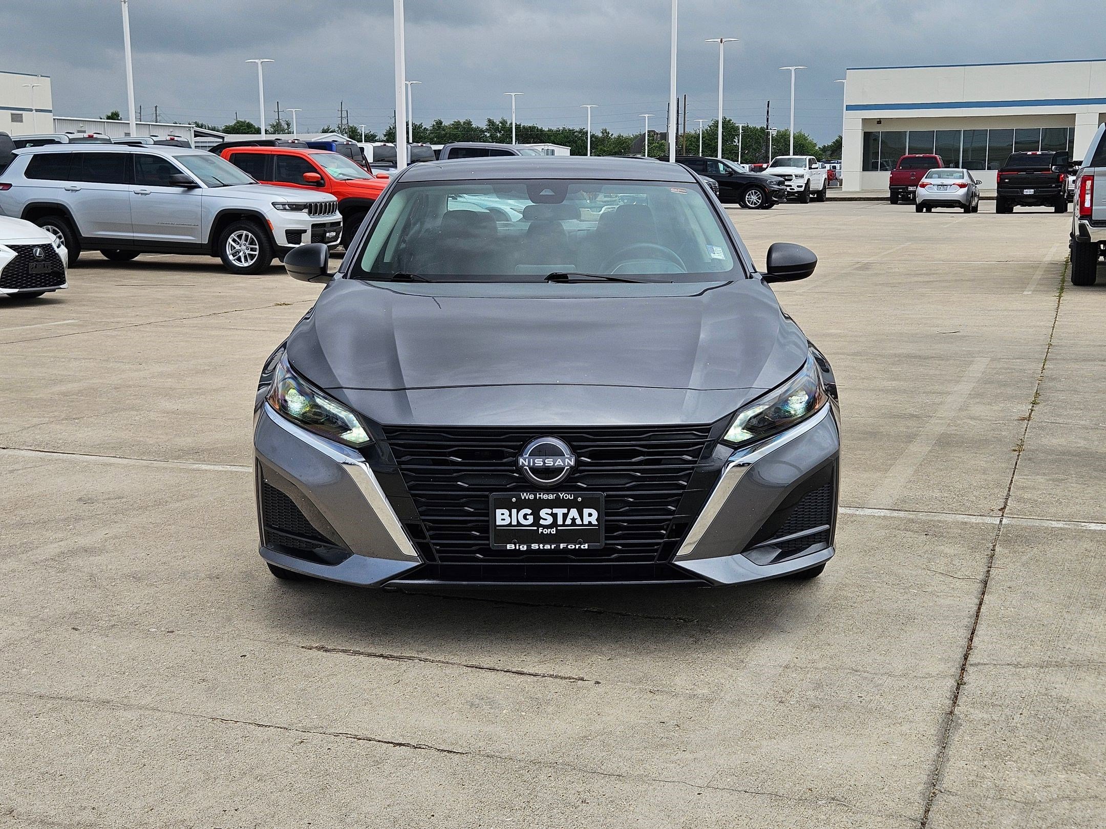 Used 2025 Nissan Altima 2.5 SV FWD image 11