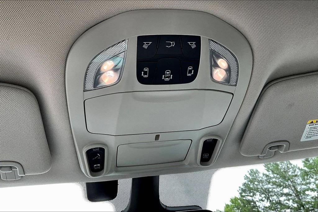 Used 2022 Chrysler Pacifica Limited AWD/4WD image 17