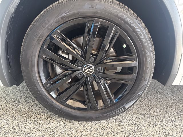 Used 2022 Volkswagen Tiguan SE R-Line AWD/4WD image 3