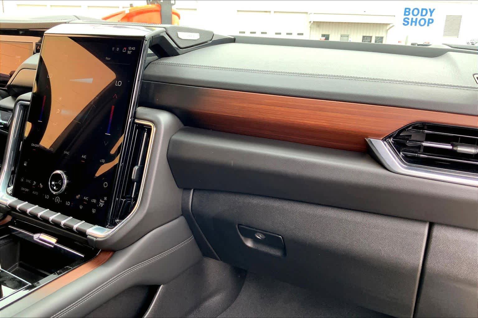 Used 2025 GMC Yukon XL Denali AWD/4WD image 19