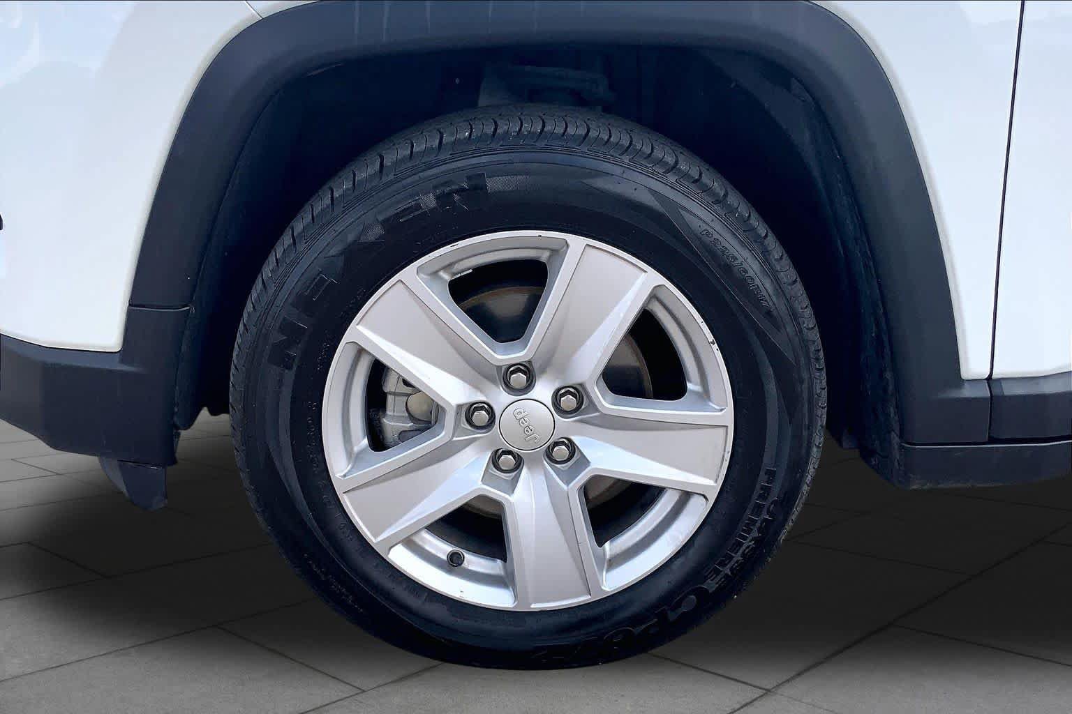 Used 2022 Jeep Compass Latitude FWD image 11