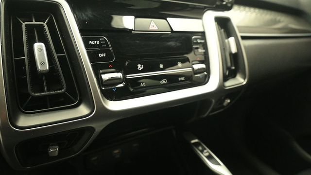 Used 2022 Kia Sorento S w/ Panoramic Sunroof Package FWD image 17