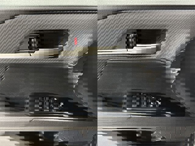 Used 2025 Toyota Camry SE image 4