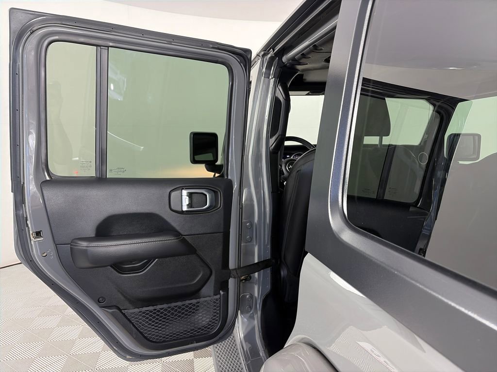 Used 2018 Jeep Wrangler Unlimited Sahara w/ Cold Weather Group AWD/4WD image 12