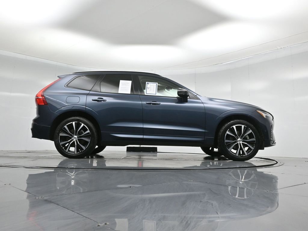 Used 2023 Volvo XC60 B5 Plus image 11
