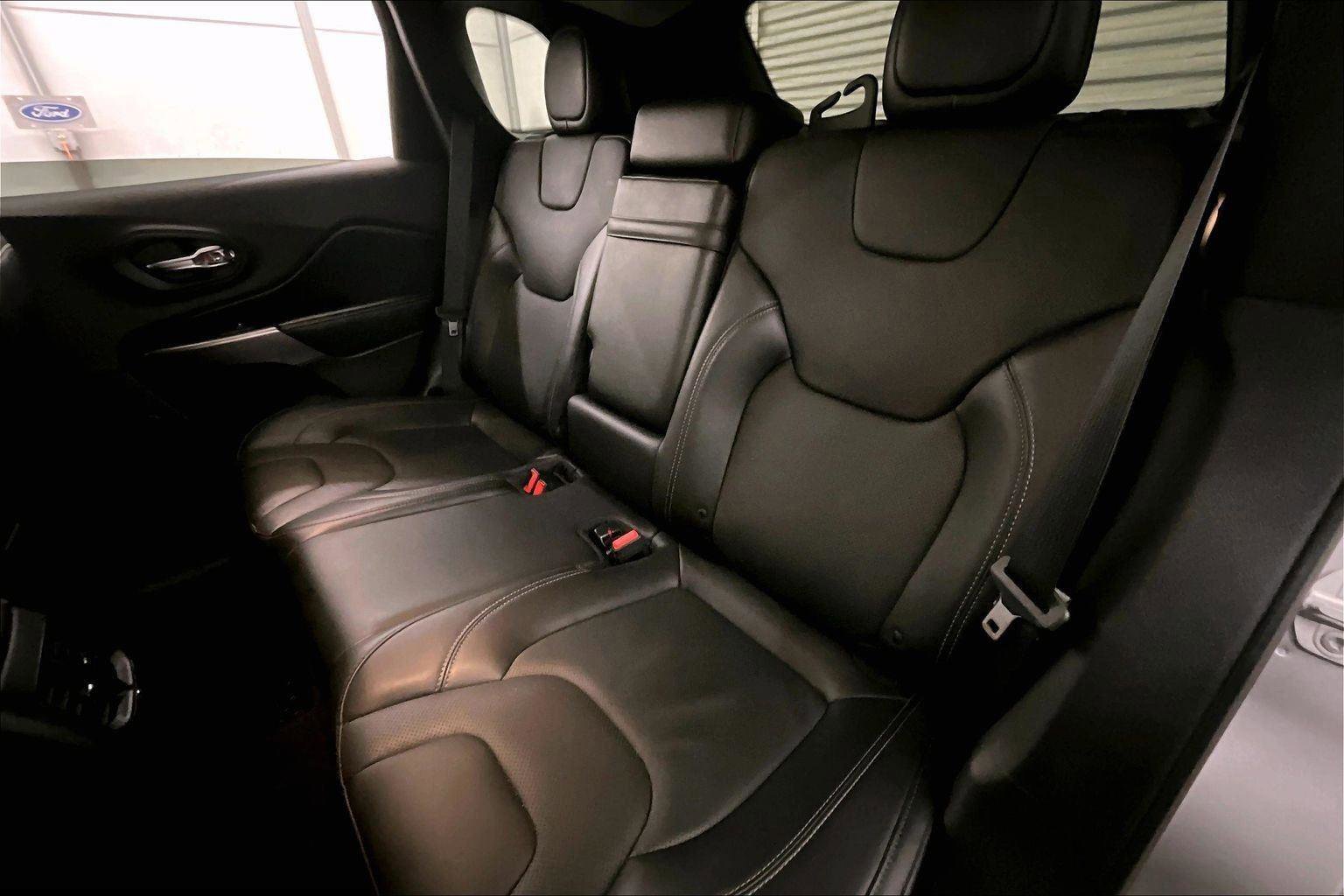 Used 2019 Jeep Cherokee Limited image 25