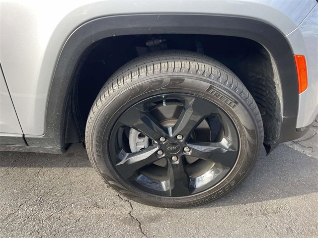 Used 2024 Jeep Grand Cherokee L Limited w/ Black Appearance Package image 9
