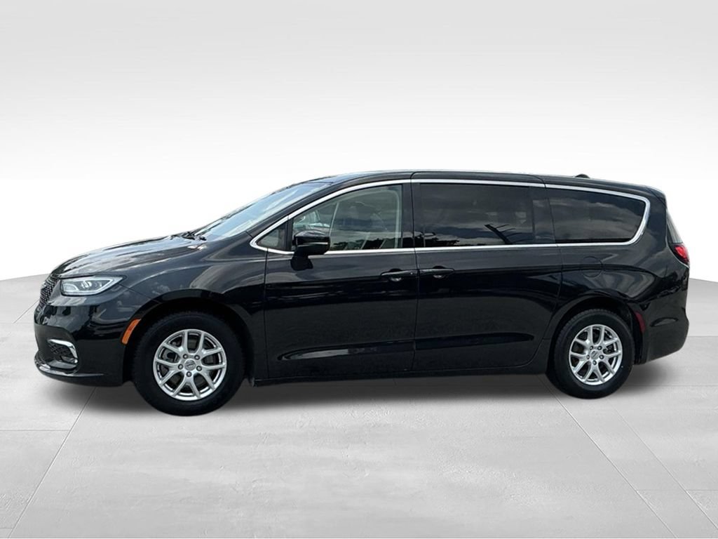 Used 2023 Chrysler Pacifica Touring-L FWD image 4