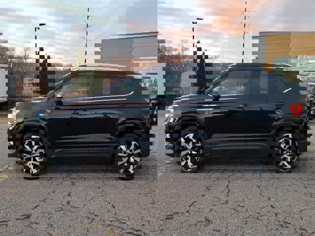 Used 2024 Volkswagen Taos SE image 2