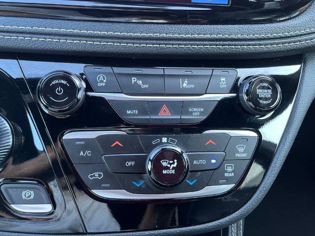 Used 2025 Chrysler Pacifica Limited FWD image 40