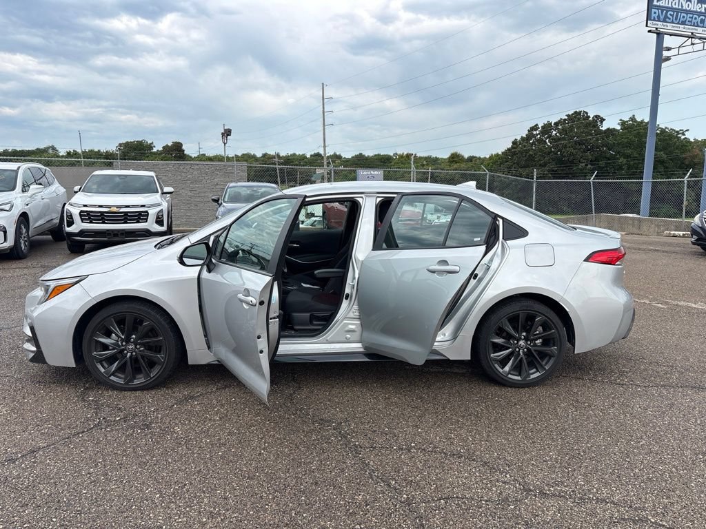 Used 2025 Toyota Corolla SE FWD image 4