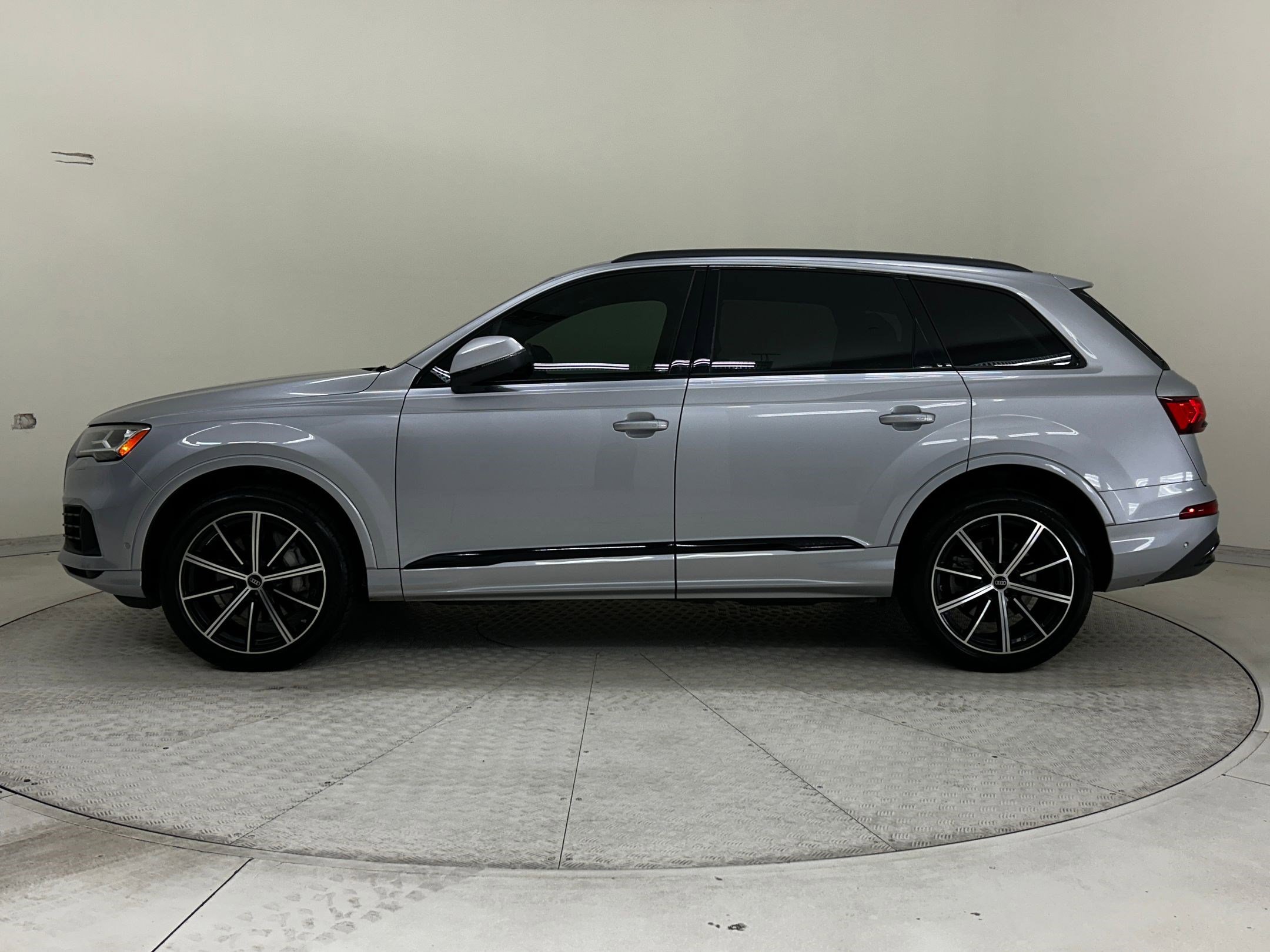 Used 2022 Audi Q7 Premium Plus image 2