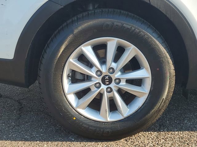 Used 2019 Kia Sorento LX image 4