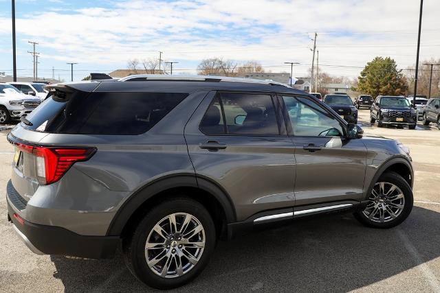 Certified 2025 Ford Explorer Platinum image 3