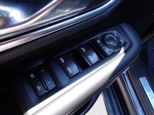 Used 2023 GMC Yukon XL SLT w/ SLT Luxury Package AWD/4WD image 17