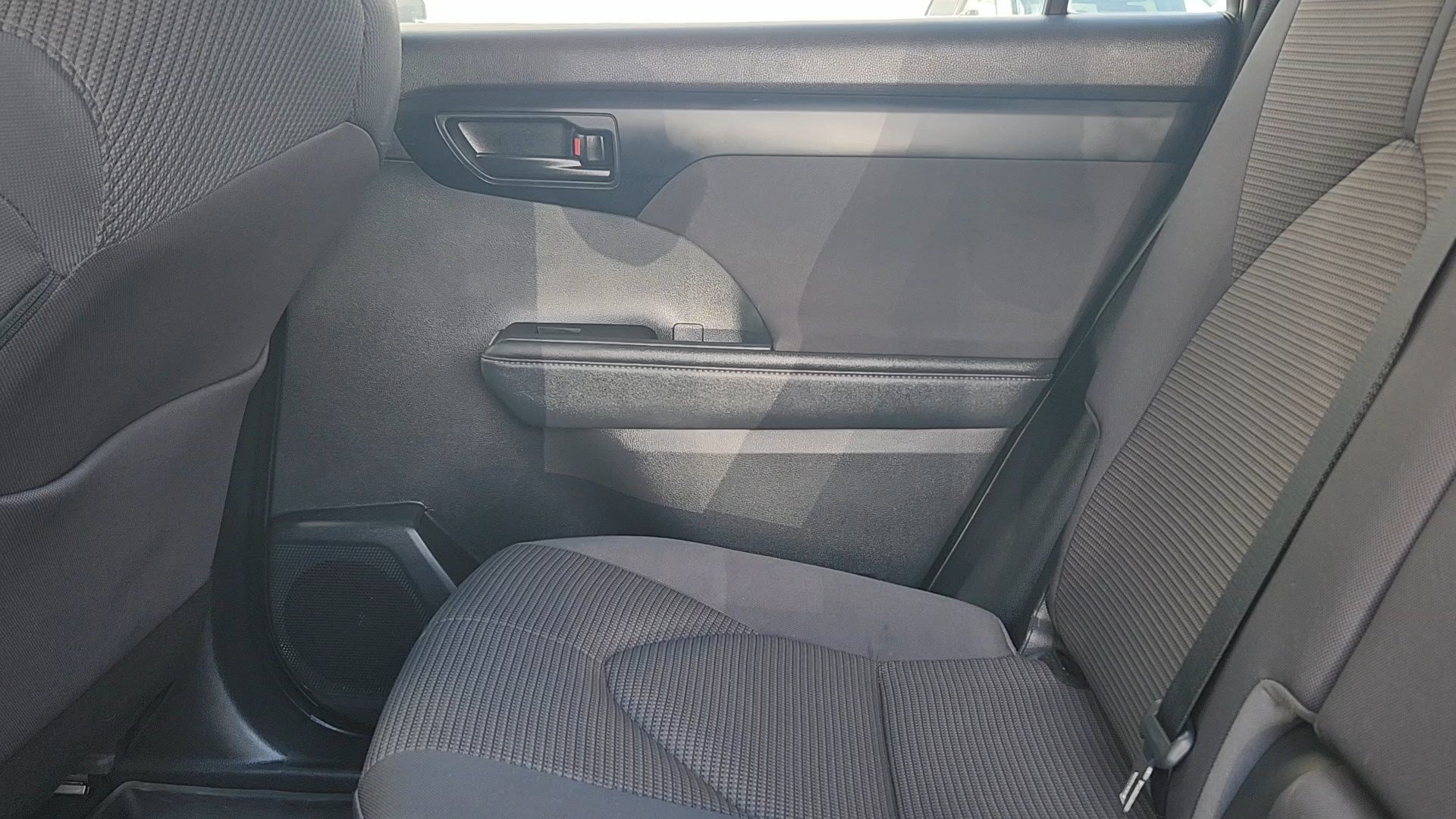 Used 2022 Toyota Highlander LE AWD/4WD image 15