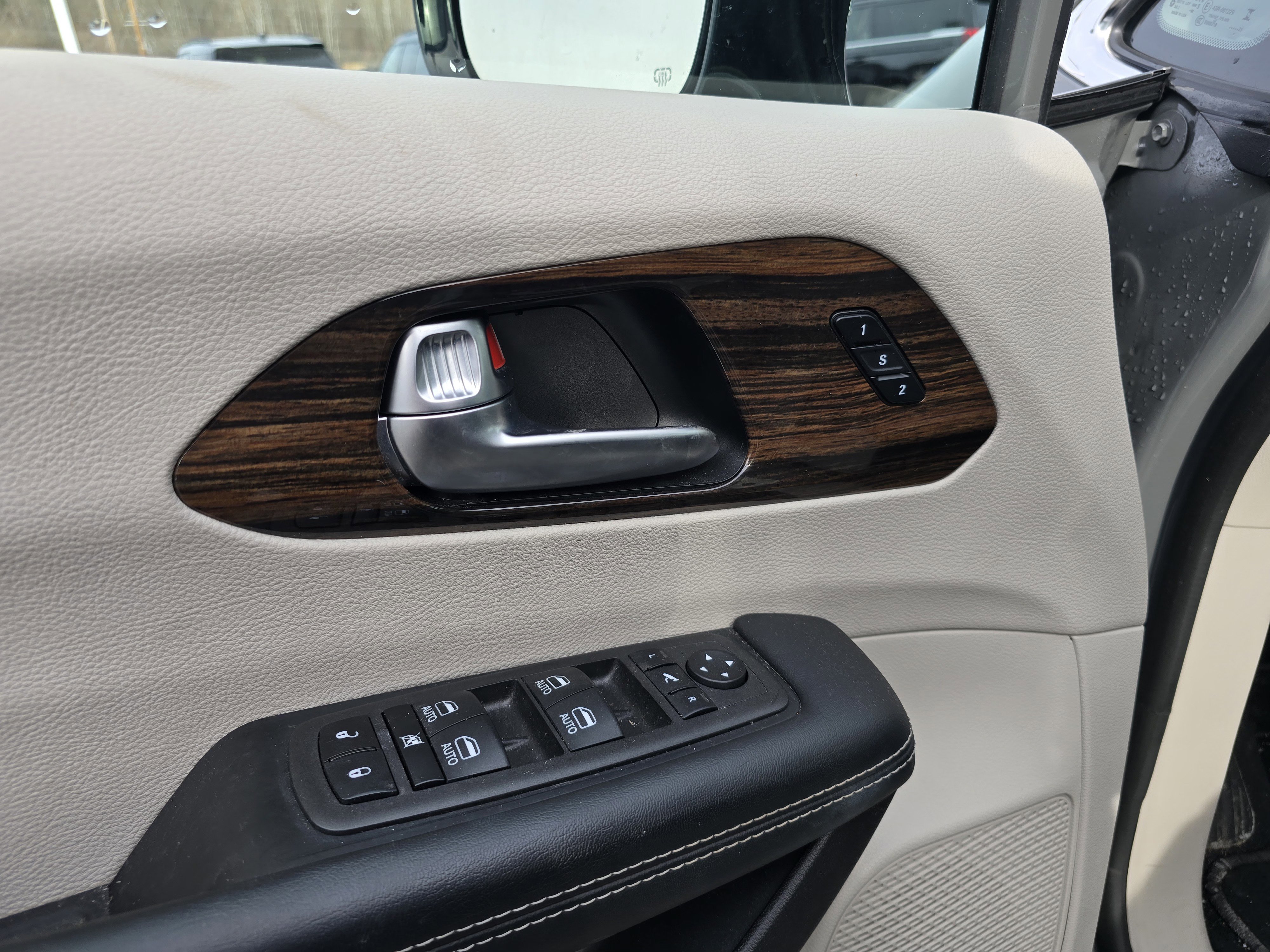 Used 2023 Chrysler Pacifica Limited FWD image 19