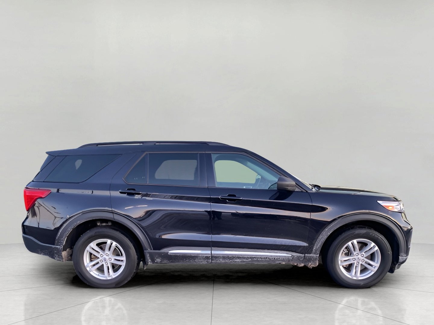 Certified 2022 Ford Explorer XLT w/ Equipment Group 202A image 4