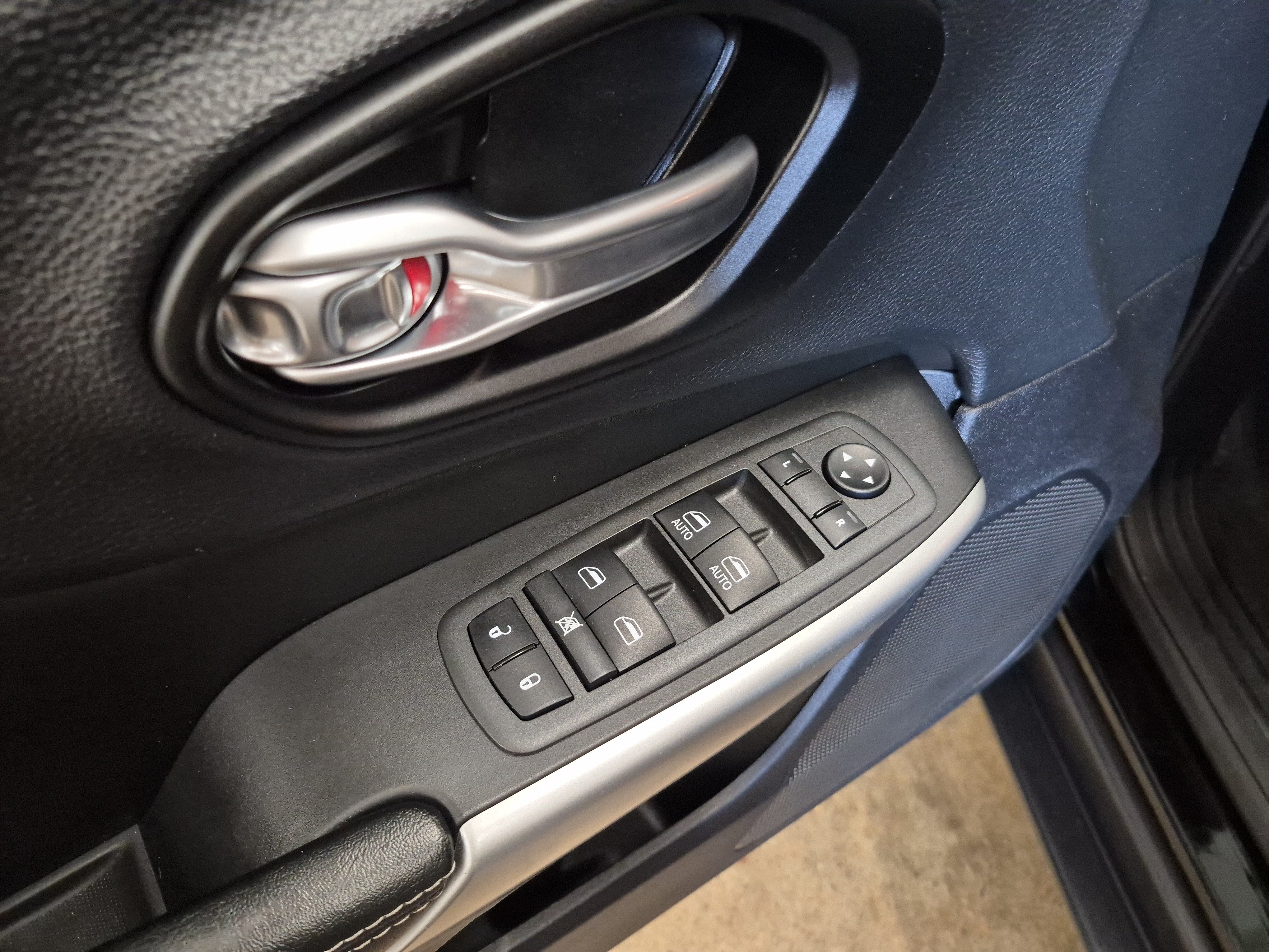 Used 2022 Jeep Cherokee Latitude AWD/4WD image 9