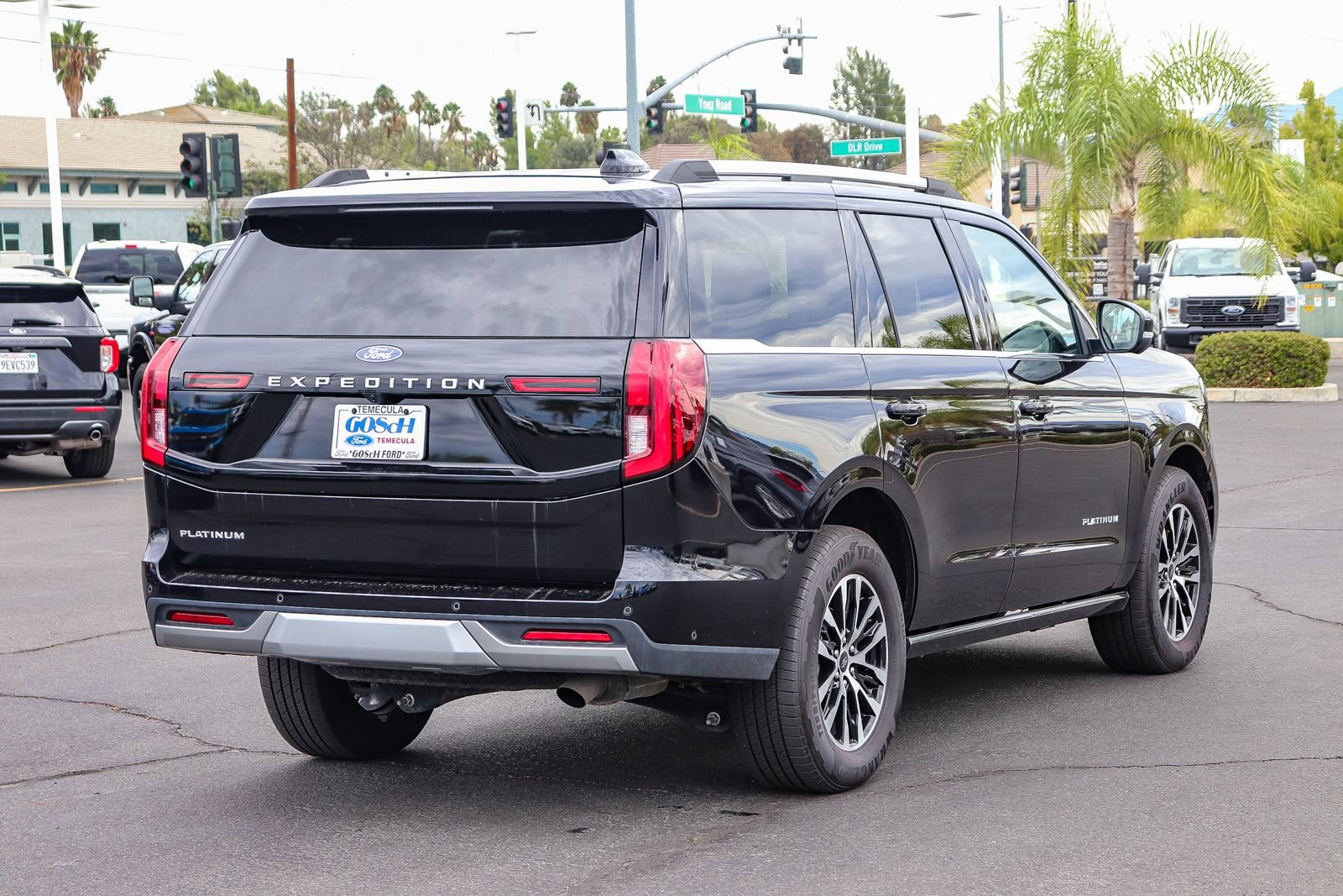 Certified 2025 Ford Expedition Platinum AWD/4WD image 4