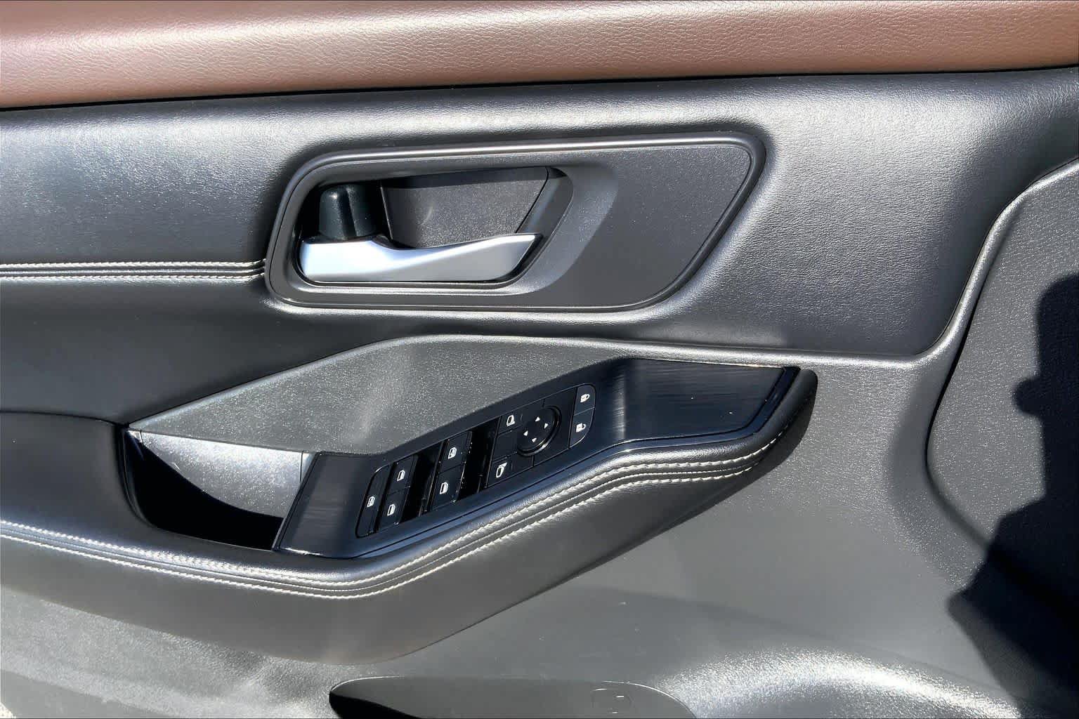 Used 2022 Nissan Rogue SV w/ SV Premium Package FWD image 33