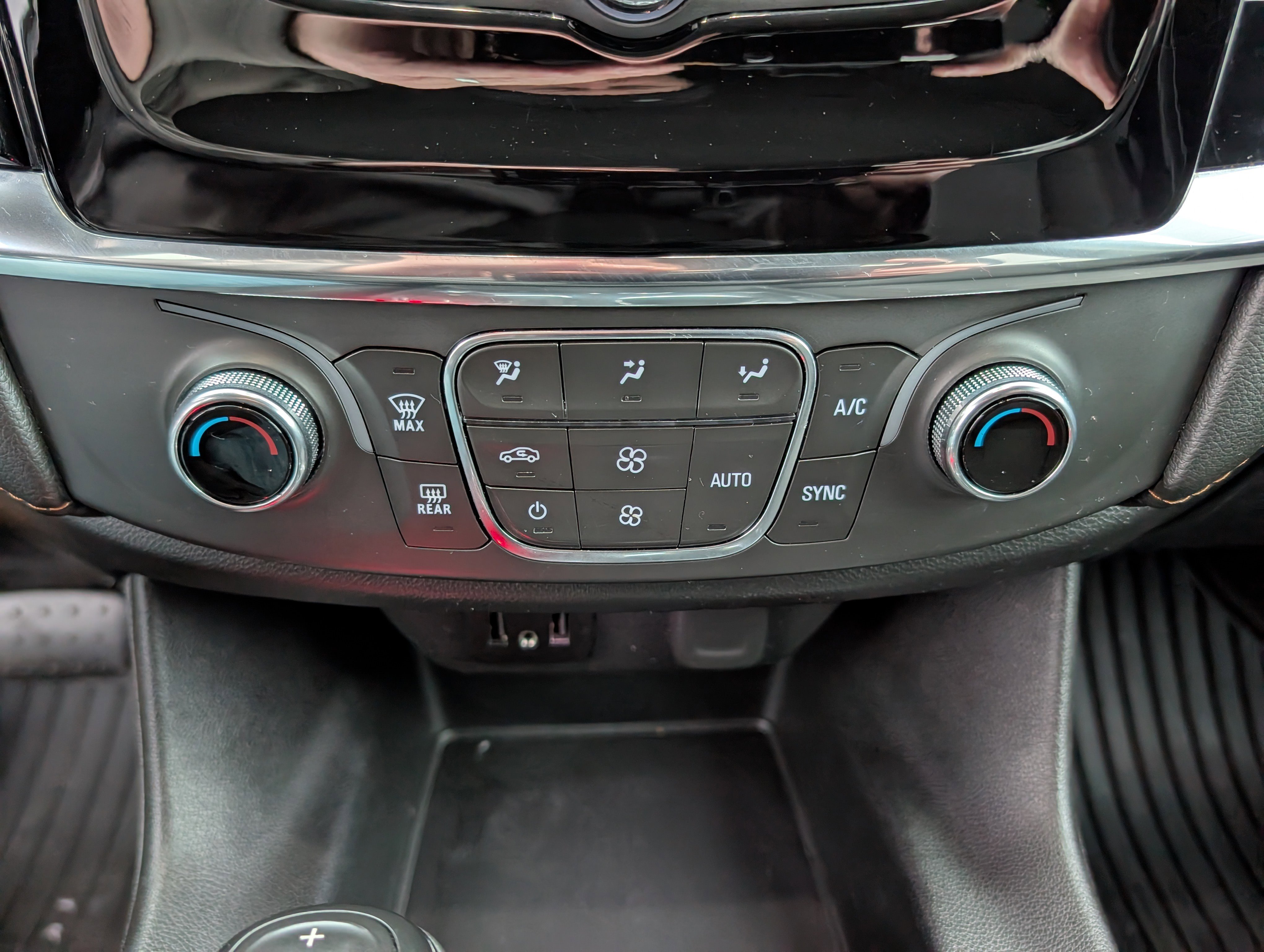 Used 2020 Chevrolet Traverse LS w/ LPO, Blackout Package image 26