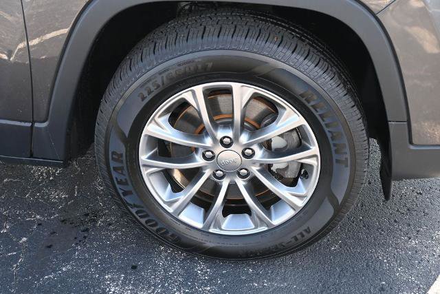 Used 2019 Jeep Cherokee Latitude Plus w/ Comfort/Convenience Group AWD/4WD image 17