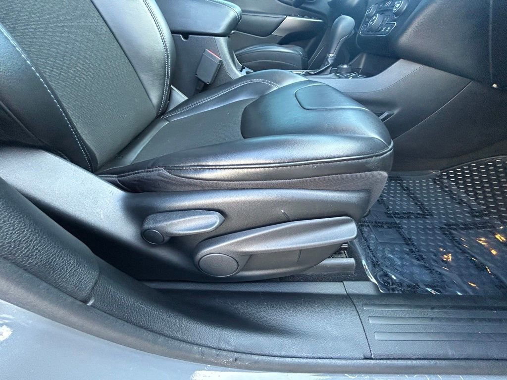 Used 2020 Jeep Cherokee Latitude Plus w/ Comfort/Convenience Group image 26