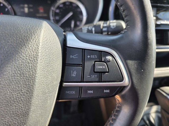 Used 2022 Toyota Highlander XLE FWD image 19