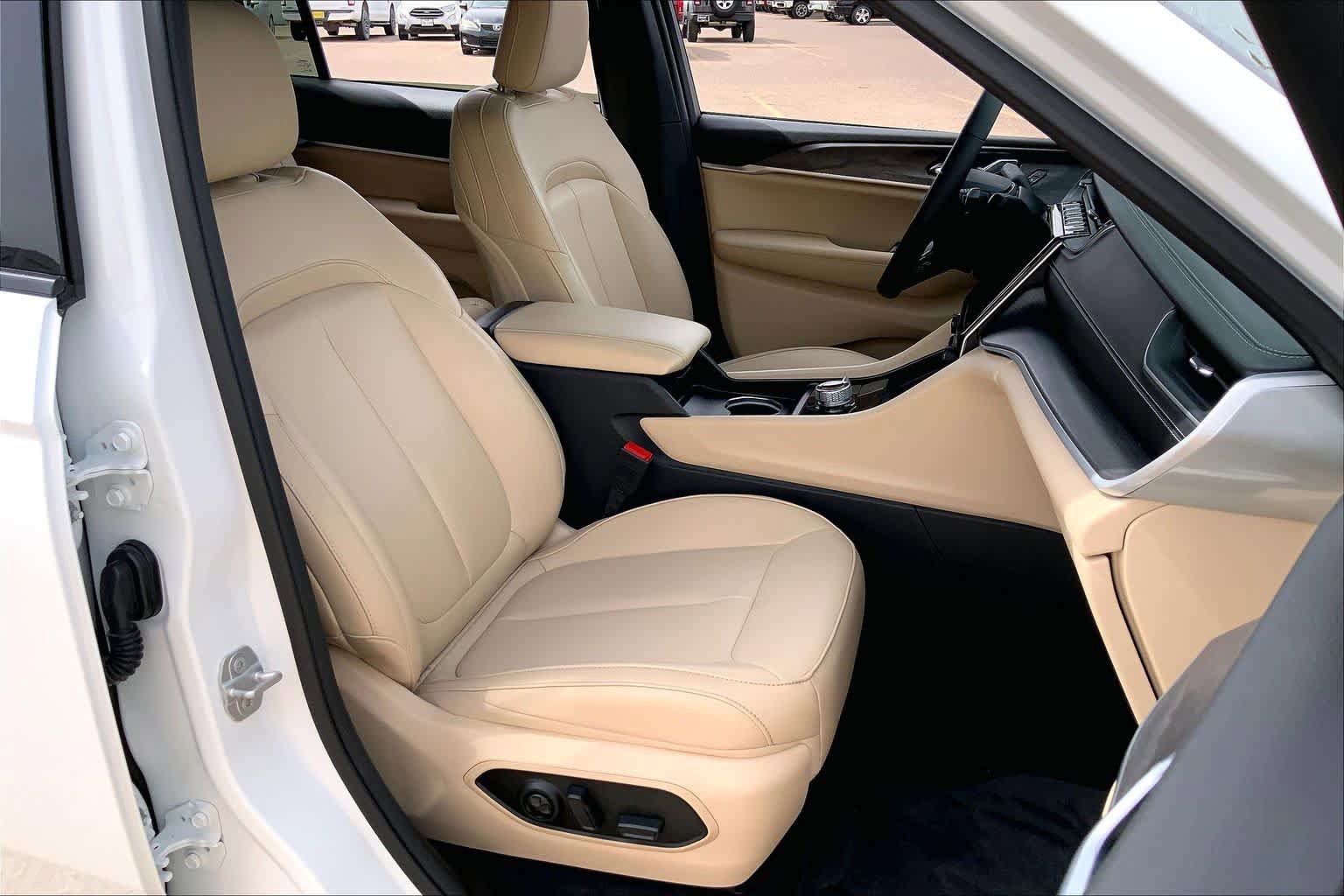 Used 2025 Jeep Grand Cherokee L Limited AWD/4WD image 9