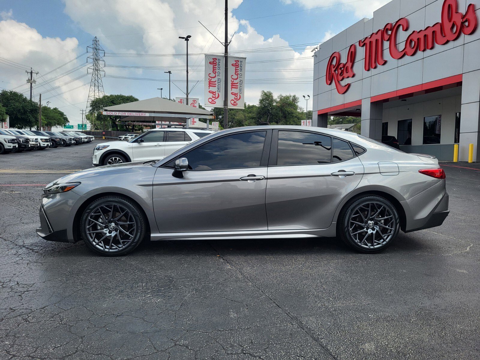 Used 2025 Toyota Camry SE w/ Convenience Package FWD image 7