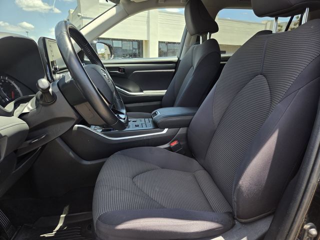 Used 2021 Toyota Highlander LE AWD/4WD image 12