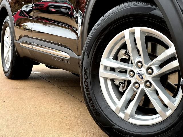 Certified 2024 Ford Explorer XLT image 2