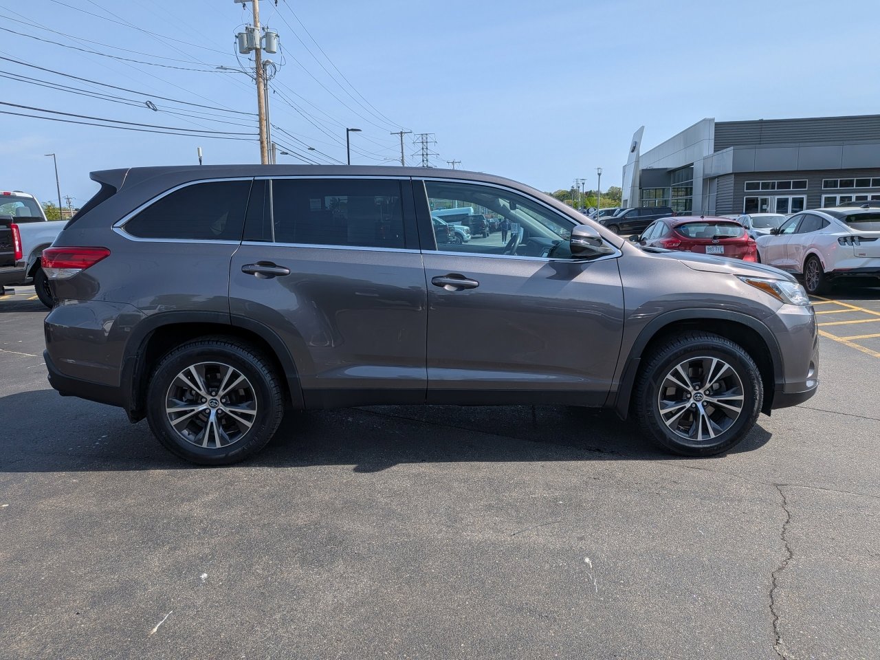 Used 2019 Toyota Highlander LE w/ Carpet Mat Package (TMS) AWD/4WD image 3